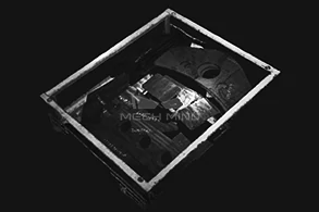 层层堆叠、规格多样的钢板